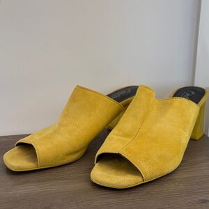 L’intervalle Yellow Suede Open-Toe Mules
